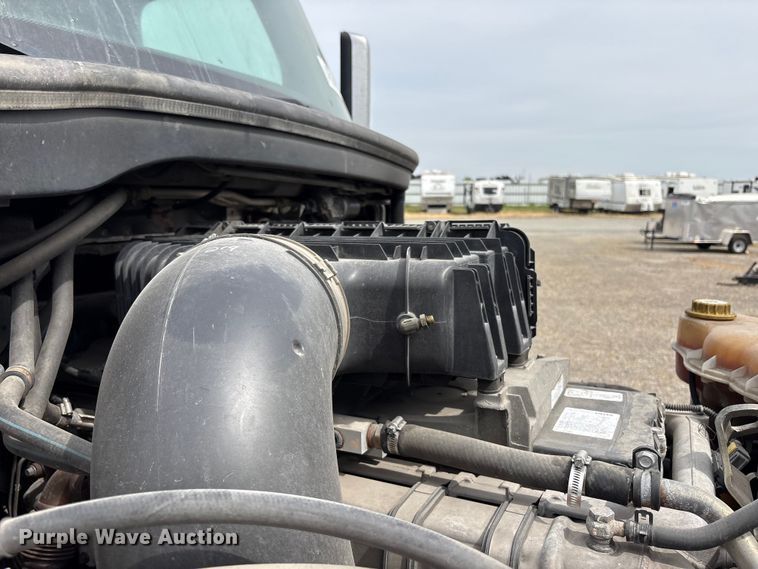 image for item YA2791 2020 Freightliner Cascadia semi truck