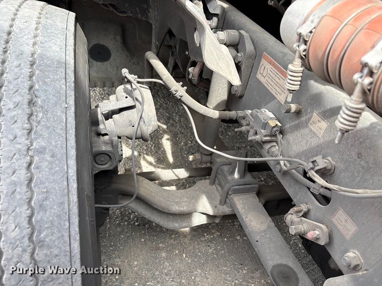 image for item YA2791 2020 Freightliner Cascadia semi truck