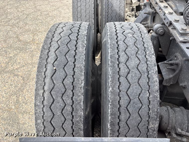 image for item YA2791 2020 Freightliner Cascadia semi truck