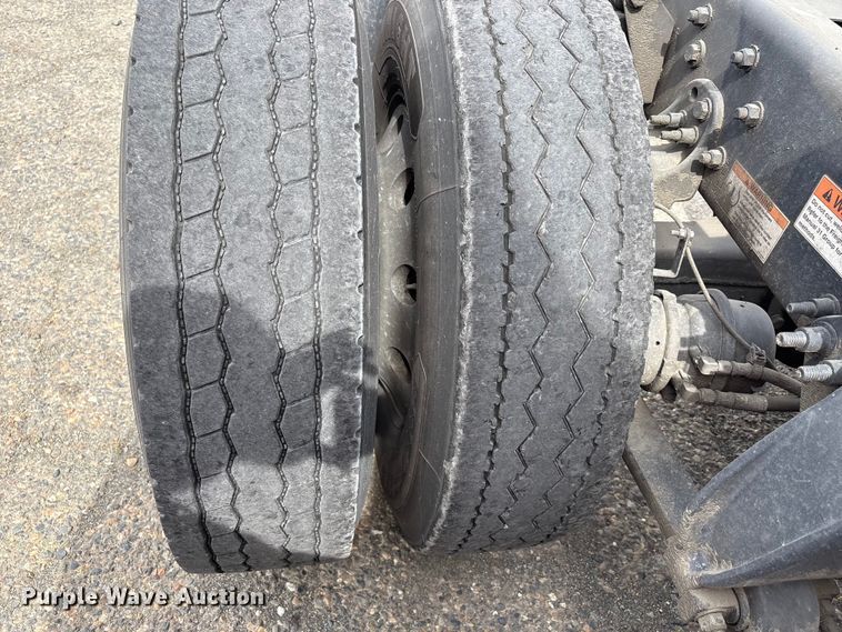 image for item YA2791 2020 Freightliner Cascadia semi truck