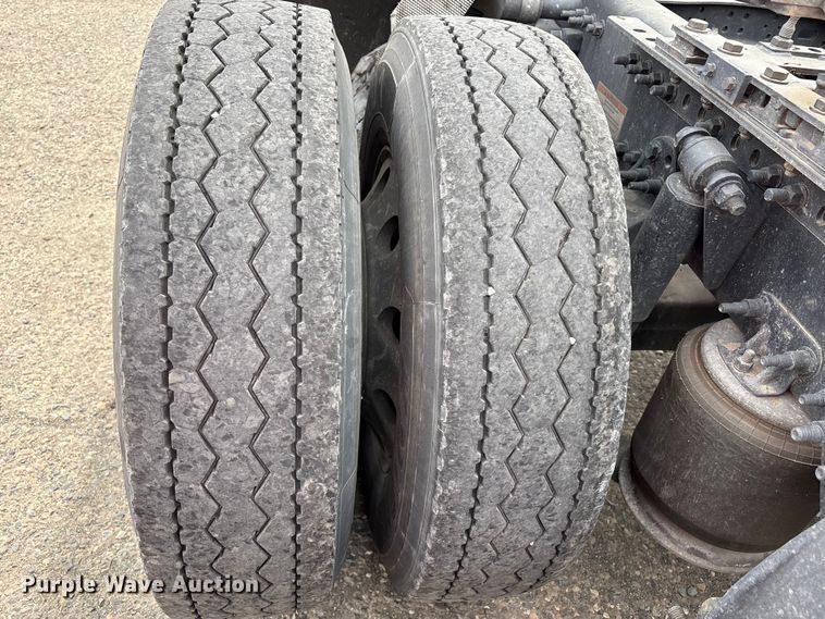 image for item YA2791 2020 Freightliner Cascadia semi truck