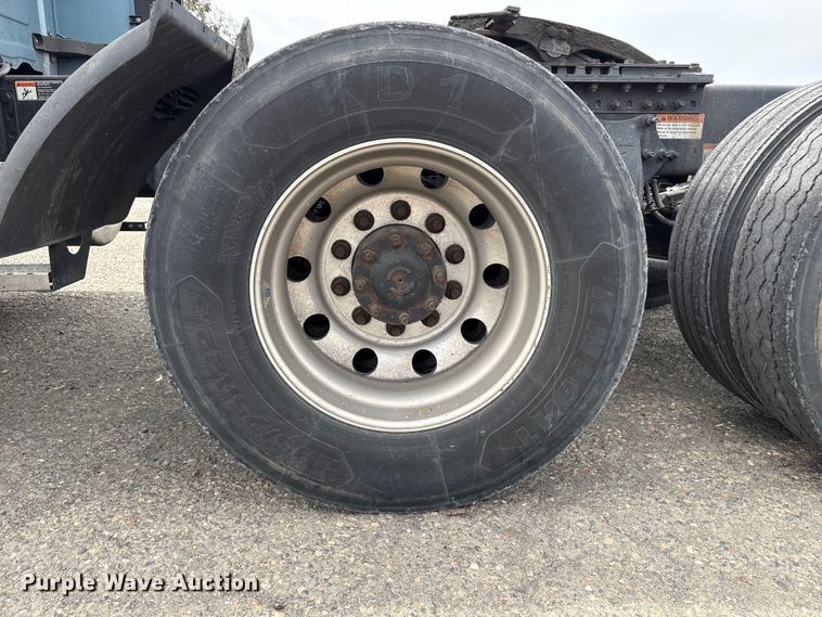 image for item YA2791 2020 Freightliner Cascadia semi truck