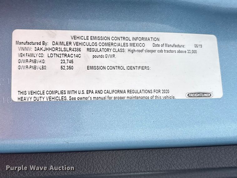 image for item YA2791 2020 Freightliner Cascadia semi truck