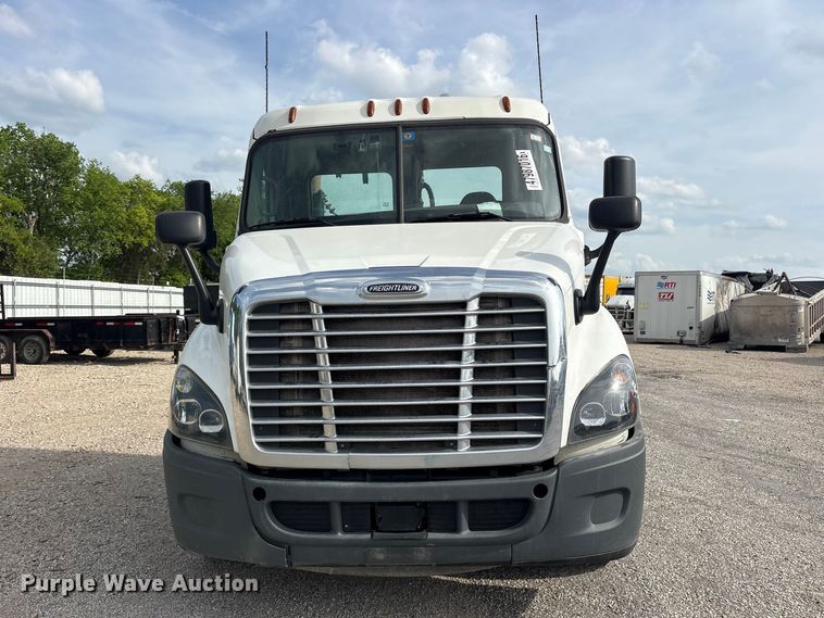 image for item YA3020 2015 Freightliner Cascadia semi truck