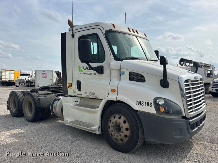 image for item YA3020 2015 Freightliner Cascadia semi truck