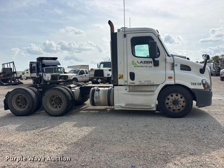 image for item YA3020 2015 Freightliner Cascadia semi truck