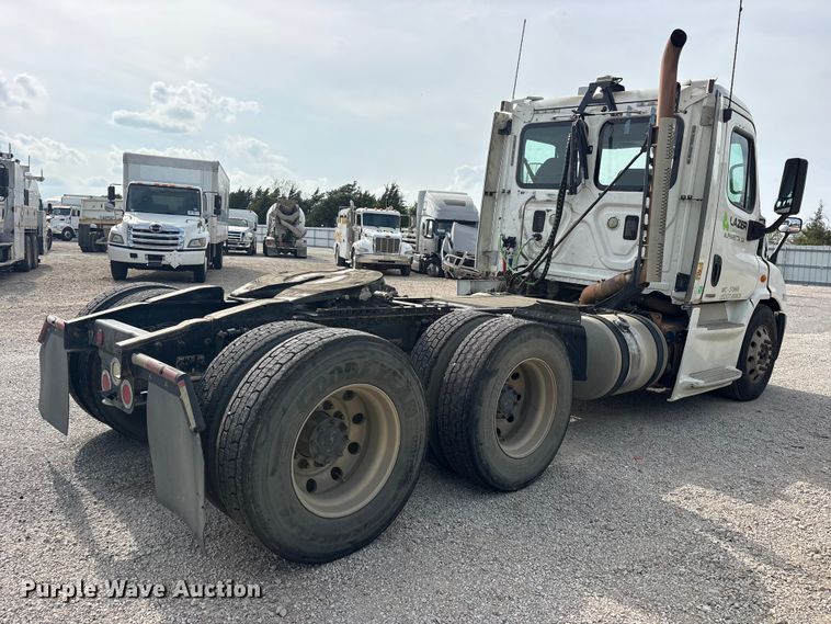 image for item YA3020 2015 Freightliner Cascadia semi truck