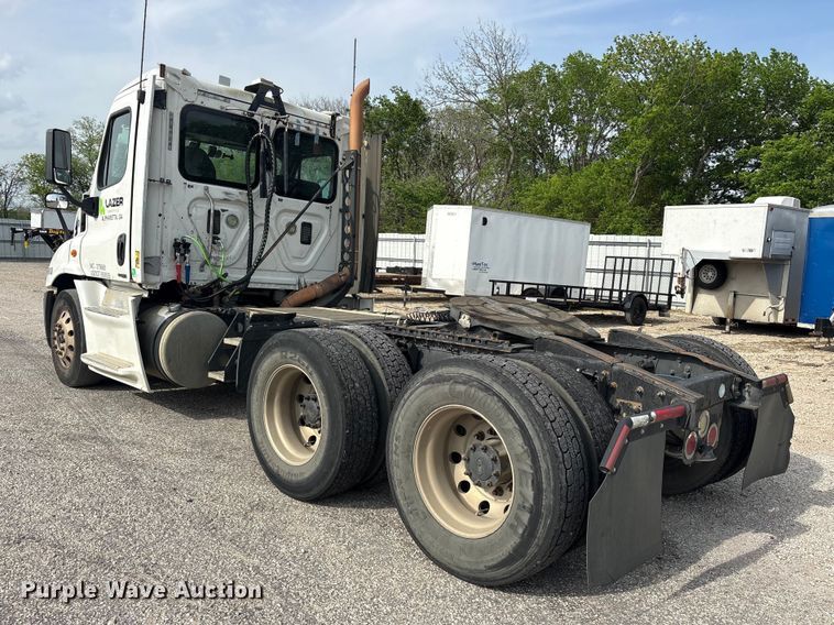 image for item YA3020 2015 Freightliner Cascadia semi truck