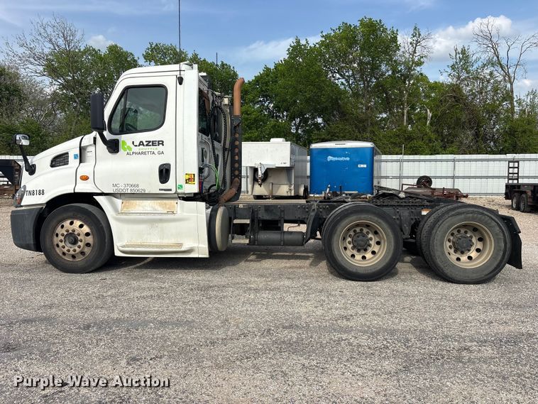 image for item YA3020 2015 Freightliner Cascadia semi truck