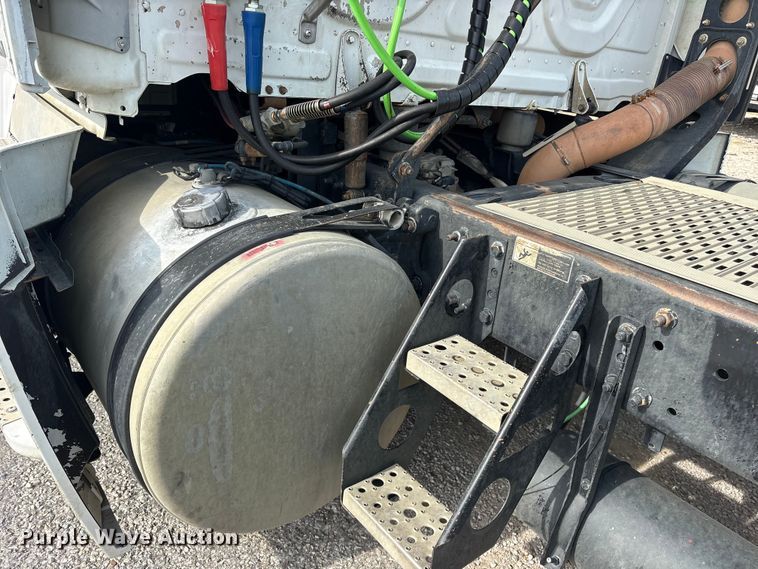 image for item YA3020 2015 Freightliner Cascadia semi truck