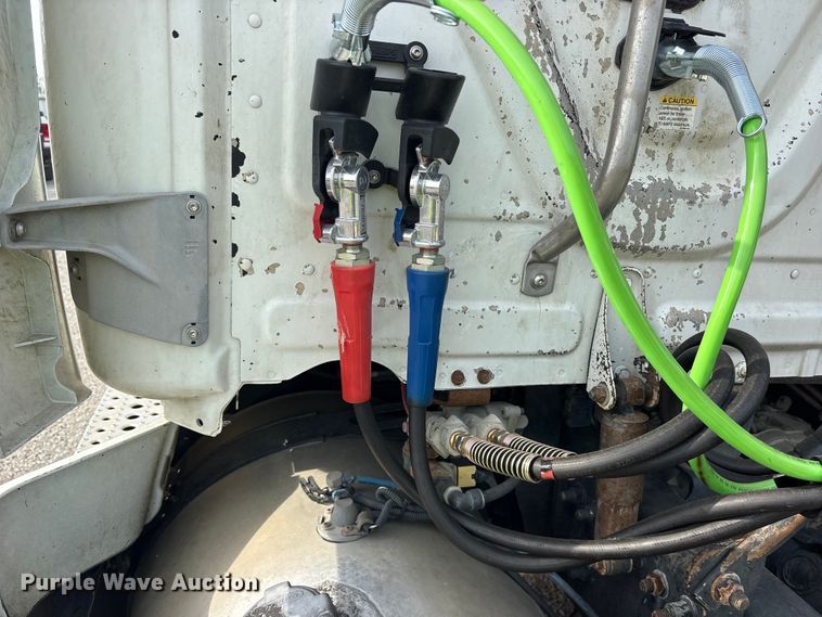 image for item YA3020 2015 Freightliner Cascadia semi truck