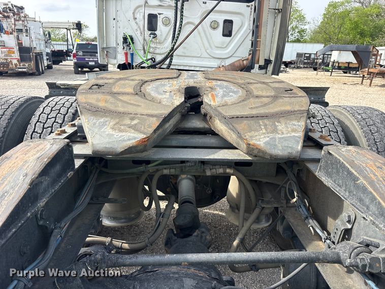 image for item YA3020 2015 Freightliner Cascadia semi truck