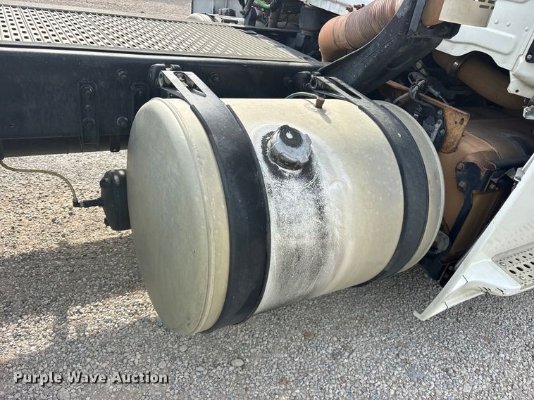 image for item YA3020 2015 Freightliner Cascadia semi truck