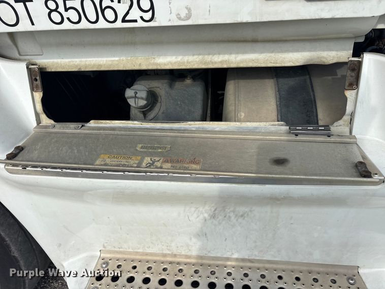 image for item YA3020 2015 Freightliner Cascadia semi truck