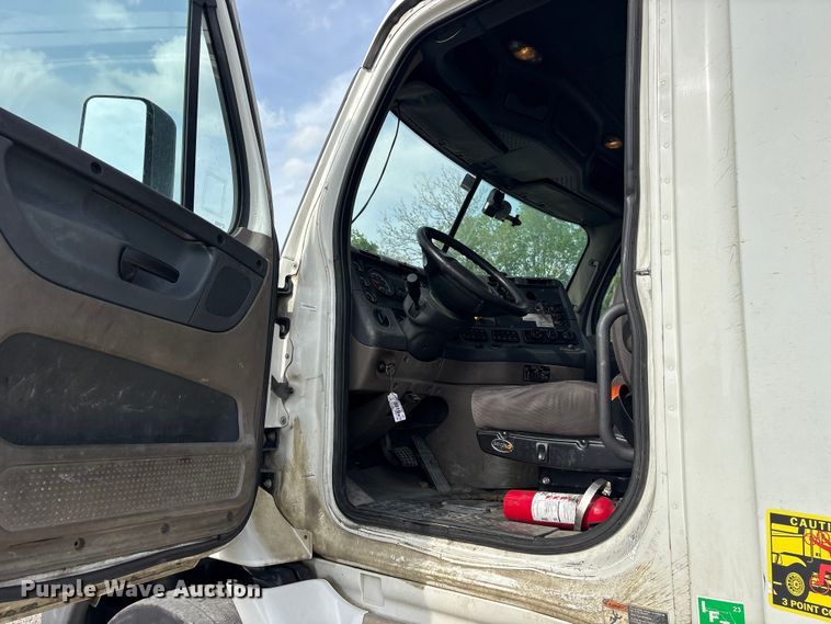 image for item YA3020 2015 Freightliner Cascadia semi truck