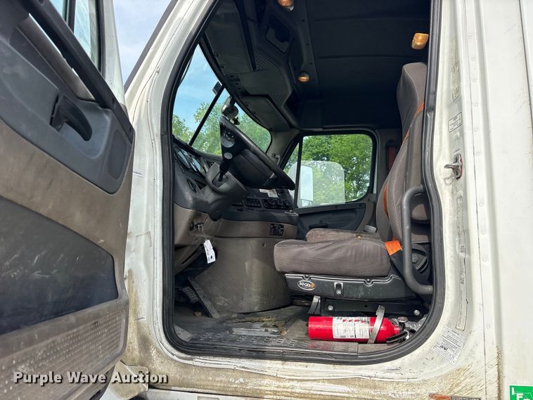 image for item YA3020 2015 Freightliner Cascadia semi truck