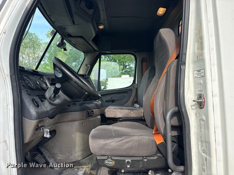 image for item YA3020 2015 Freightliner Cascadia semi truck