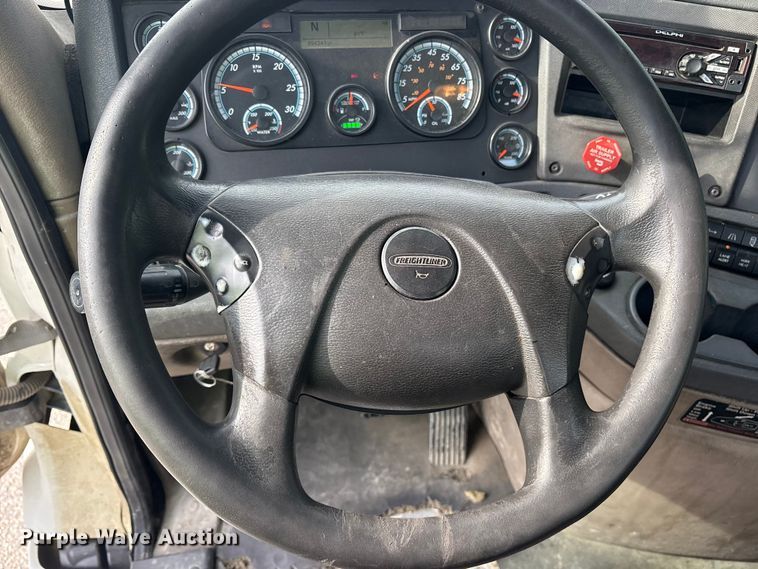 image for item YA3020 2015 Freightliner Cascadia semi truck