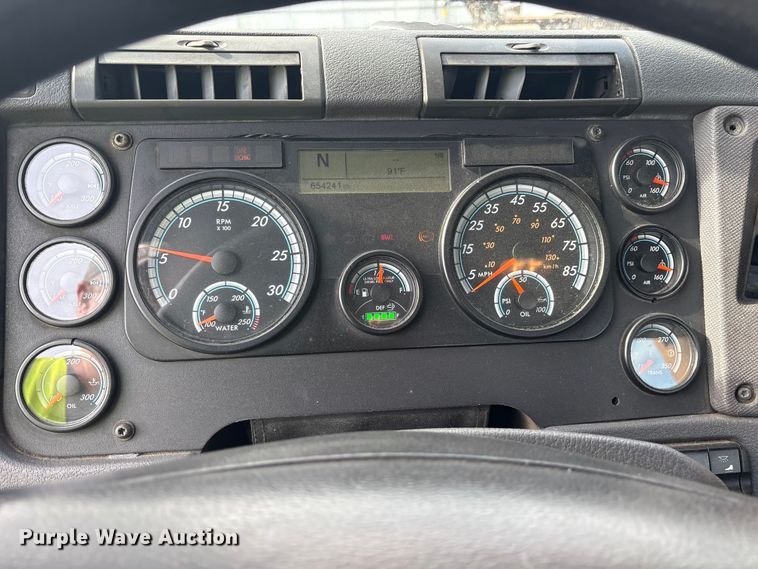 image for item YA3020 2015 Freightliner Cascadia semi truck