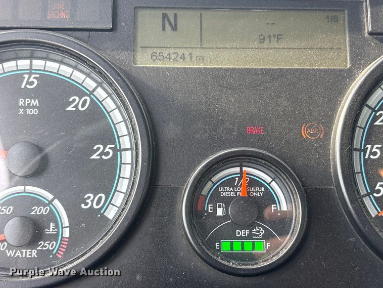 image for item YA3020 2015 Freightliner Cascadia semi truck