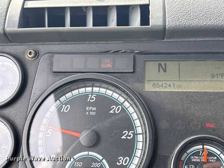 image for item YA3020 2015 Freightliner Cascadia semi truck