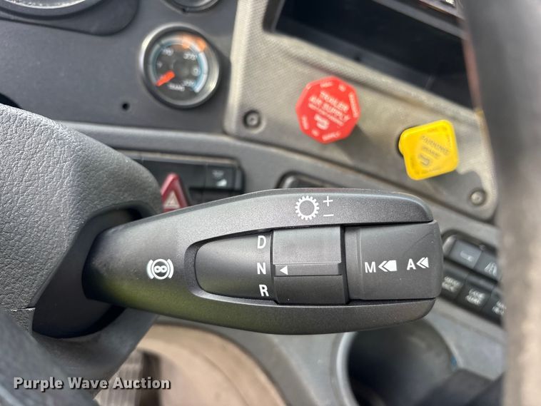 image for item YA3020 2015 Freightliner Cascadia semi truck