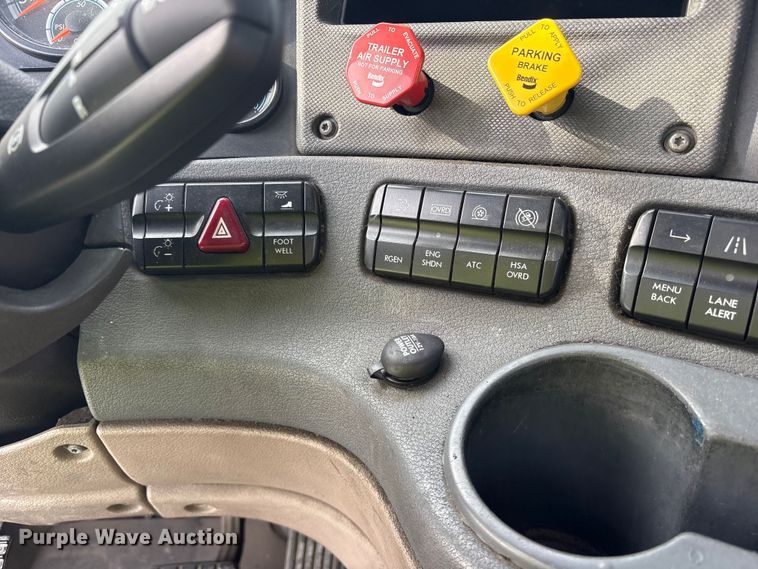 image for item YA3020 2015 Freightliner Cascadia semi truck