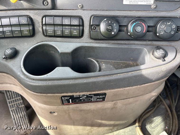 image for item YA3020 2015 Freightliner Cascadia semi truck