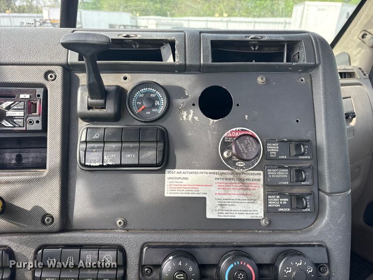 image for item YA3020 2015 Freightliner Cascadia semi truck