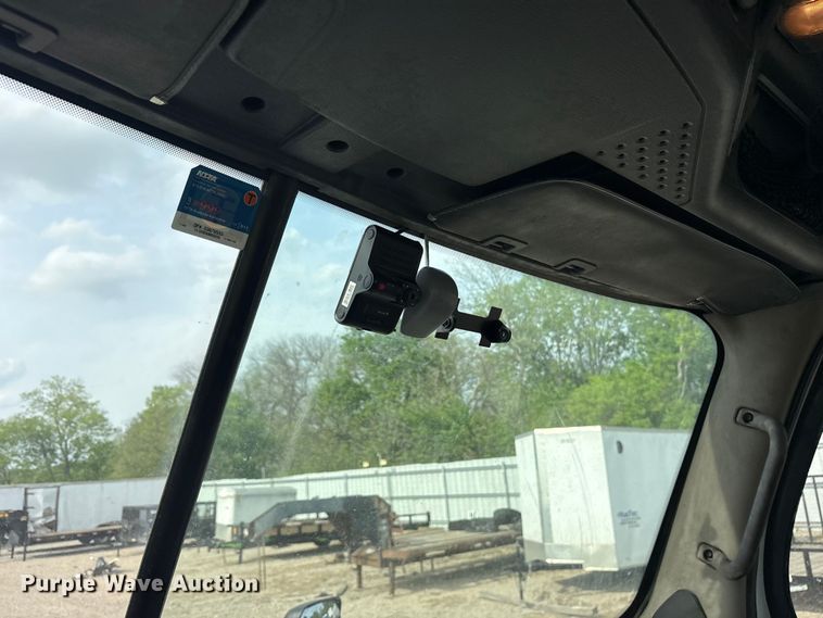 image for item YA3020 2015 Freightliner Cascadia semi truck