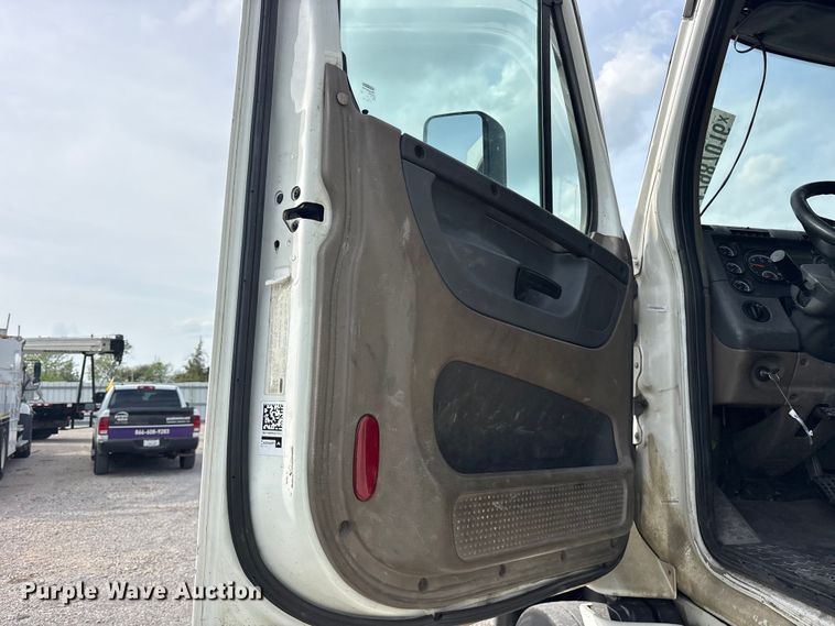 image for item YA3020 2015 Freightliner Cascadia semi truck