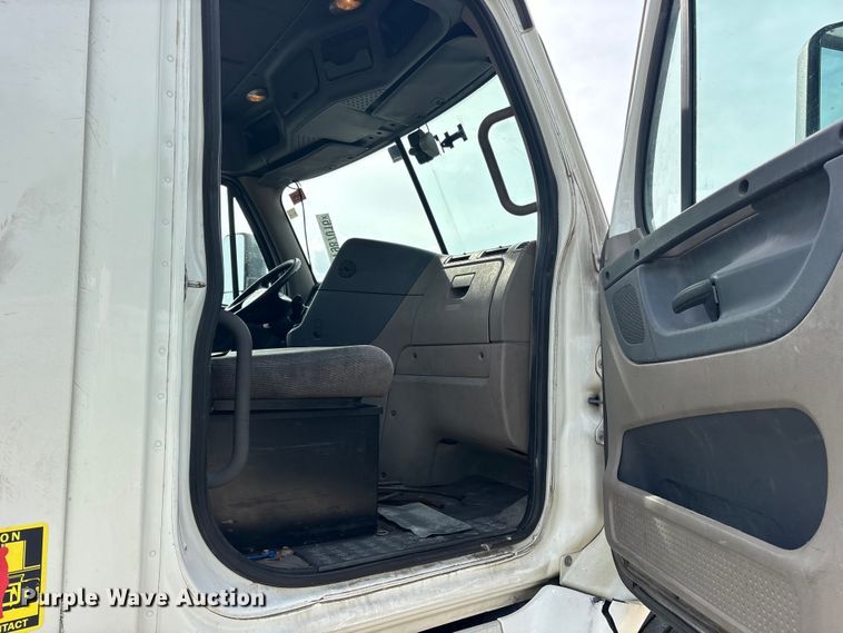 image for item YA3020 2015 Freightliner Cascadia semi truck