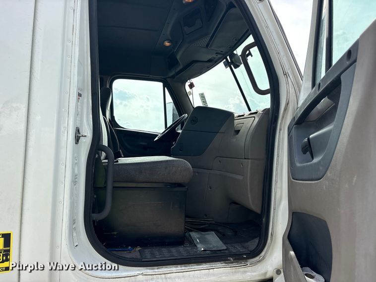 image for item YA3020 2015 Freightliner Cascadia semi truck