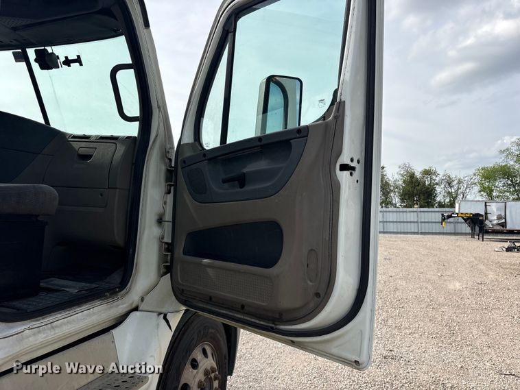 image for item YA3020 2015 Freightliner Cascadia semi truck