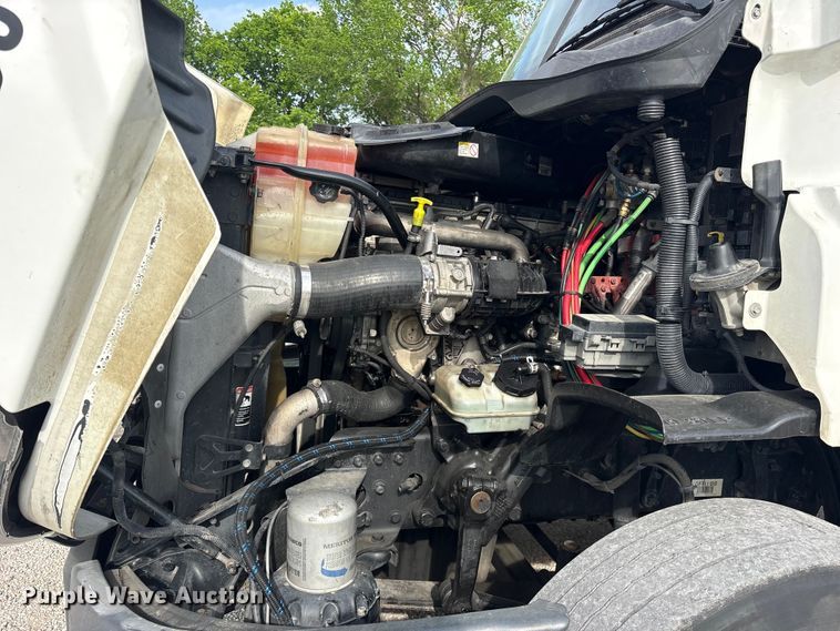 image for item YA3020 2015 Freightliner Cascadia semi truck