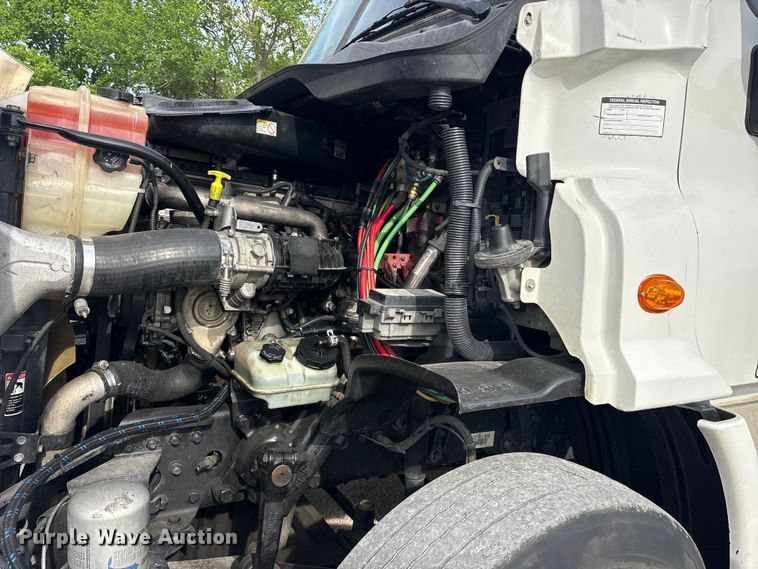 image for item YA3020 2015 Freightliner Cascadia semi truck