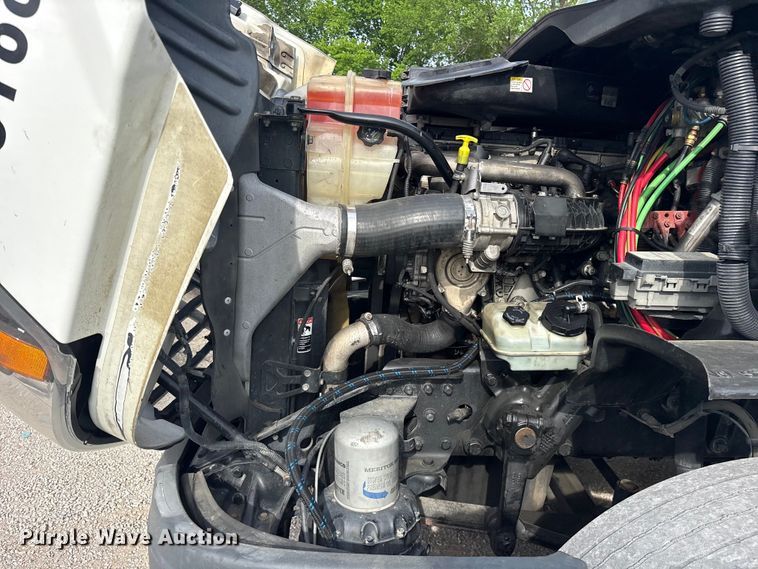 image for item YA3020 2015 Freightliner Cascadia semi truck