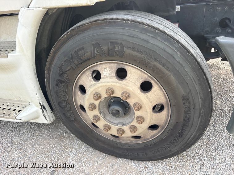 image for item YA3020 2015 Freightliner Cascadia semi truck