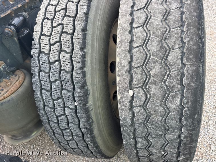 image for item YA3020 2015 Freightliner Cascadia semi truck