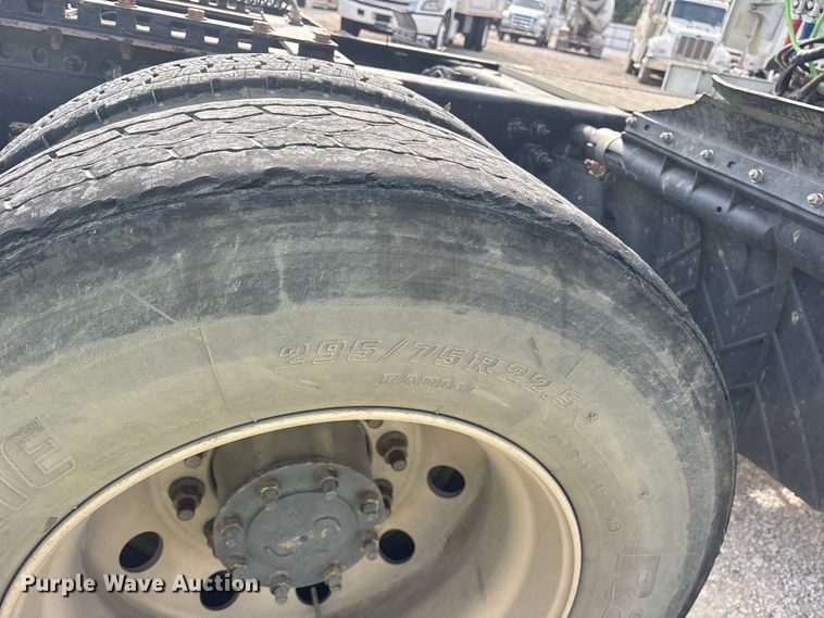 image for item YA3020 2015 Freightliner Cascadia semi truck