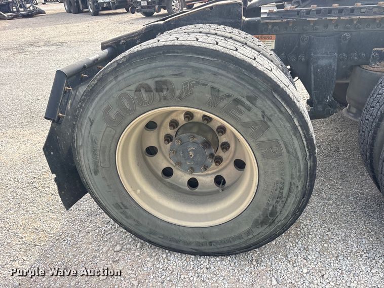 image for item YA3020 2015 Freightliner Cascadia semi truck