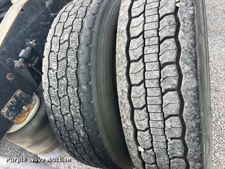 image for item YA3020 2015 Freightliner Cascadia semi truck