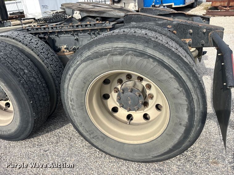 image for item YA3020 2015 Freightliner Cascadia semi truck