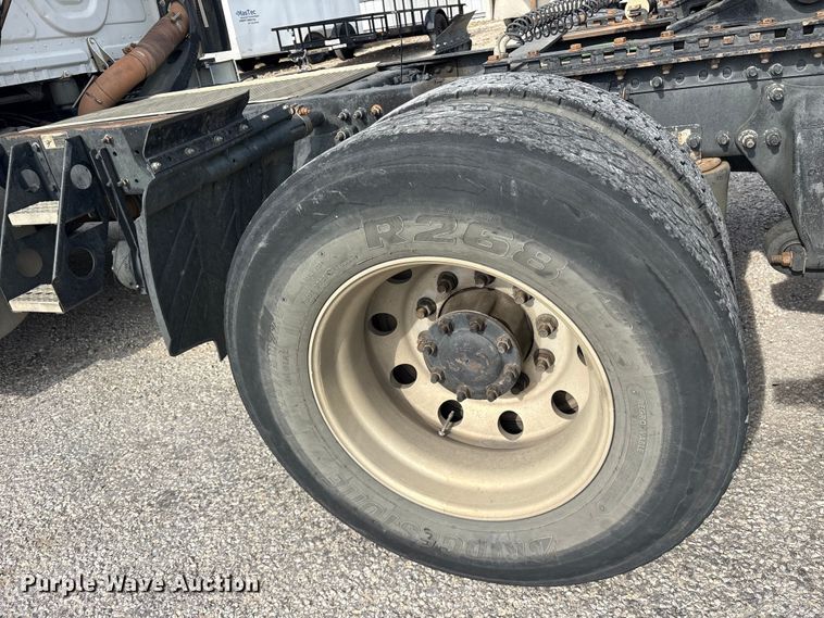 image for item YA3020 2015 Freightliner Cascadia semi truck