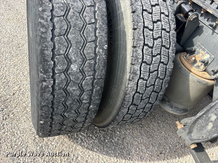 image for item YA3020 2015 Freightliner Cascadia semi truck