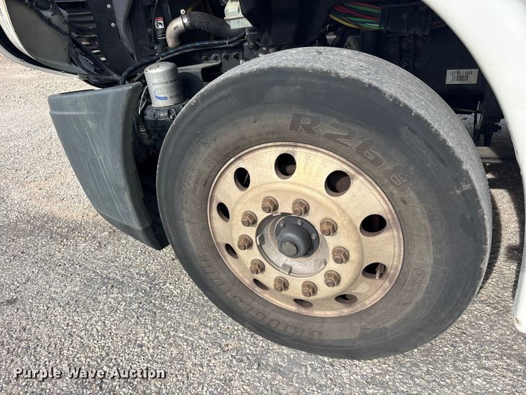 image for item YA3020 2015 Freightliner Cascadia semi truck