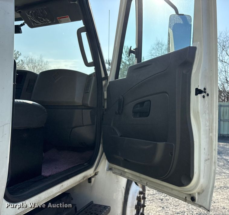 image for item YA6108 2018 International 4300 box truck