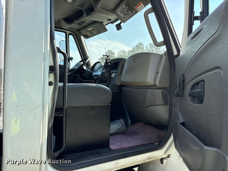 image for item YA6108 2018 International 4300 box truck