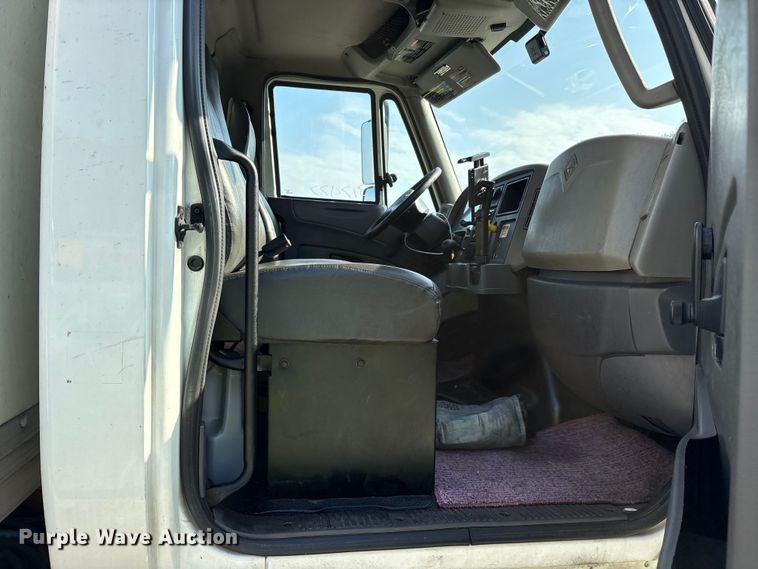 image for item YA6108 2018 International 4300 box truck