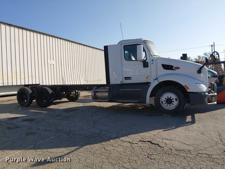 image for item YA6109 2019 Peterbilt 579 truck cab and chassis
